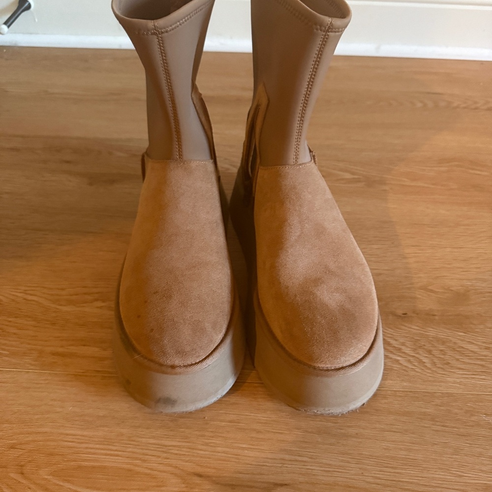 UGG Classic Dipper boot in chestnut size 10 barely worn.